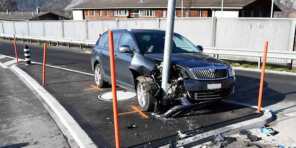 In Chur ist ein Autofahrer aus ungeklärten Gründen vor der Einfahrt in einen Kreisel in einen Kandelaber geprallt.