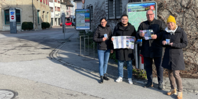 Bettina Müntener und Kevin Steiger vom Tourismusbüro sowie Stadtpräsident Ruedi Mattle und Ruth Wanner, Stadtverwaltung, am Startpunkt der sieben Rundwanderungen (vlnr)