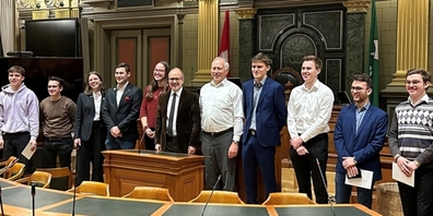 Gruppenbild der jungen Berufsleute mit Regierungsrat Stefan Kölliker und Gewerbeverbandspräsident Andreas Hartmann.