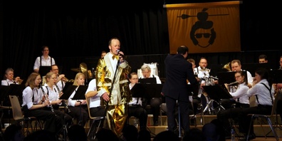 Auch Elvis-Hits wurden stilsicher interpretiert vom Walder Elvis (Martin Widmer), begleitet von der Harmoniemusik Wald.
