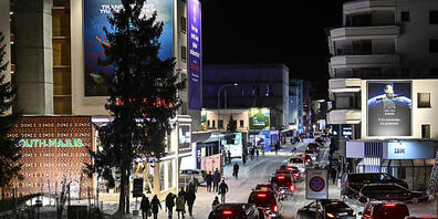 An der Davoser Promenade werden jeweils während des WEF zahlreiche Temporärbauten errichtet. Die Bauarbeiten für diese starteten 2023 sehr früh - dies sorgte für Kritik.