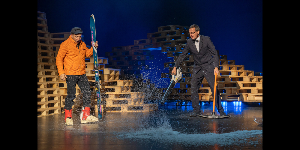Christian Höhener und Peter Winkler (v. l.) bilden seit 25 Jahren das Komikerduo Lapsus. In ihrem aktuellen Programm «Helveticus» spielen sie gekonnt mit Schweizer Klischees.