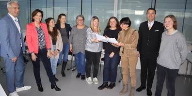 Bei der Übergabe des Positionspapiers mit Jan Harder, Stiftungsrat Montessori Kinderhaus, Renate Giger, Stiftungsratspräsidentin Montessori Kreuzlingen, Magdalena Abend, Dagmar Fuchs, Lilian Höhener, Sandra Himmelberger, Zeljka Blank, Stadträtin Dorena Raggenbass, Alexander Salzmann und Elina Müller. 
