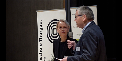 Sabina Larcher, Rektorin Pädagogische Hochschule Thurgau und Beat Brüllmann, Chef Amt für Volksschule tauschen sich aus.