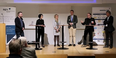 Die Vortragenden des Symposiums: v.l. Martin Tschirren, Moderatorin Isabel Schorer, Iryna Wetzel, Dr. Marcus Keupp, Kurt Pelda, Dr. Ulrich Schmid