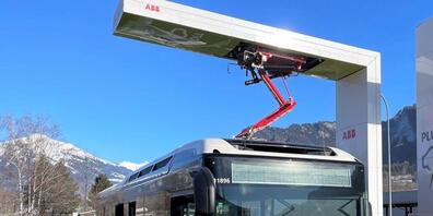 Die Batteriebusse von Postauto werden beim Bahnhof Untervaz-Trimmis von einem Pantopraphen geladen, der sich von oben auf das Fahrzeug senkt.