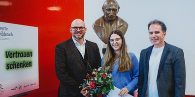 Pallottiner-Pater Andy Givel (li) und Rektor Lukas Krejci überreichen den Preis an die Maturandin Svenja Breitenmoser.