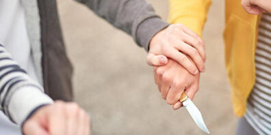 Zwei 13-Jährige sind am Samstag in Rapperswil-Jona von drei anderen Jugendlichen mit einem Messer bedroht und ausgeraubt worden. (Symbolbild)
