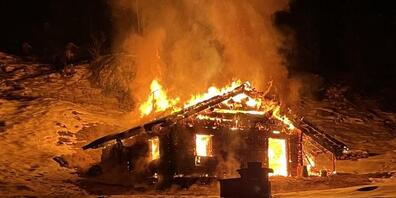 Das Maiensäss brannte bereits lichterloh, als die Feuerwehr eintraf.