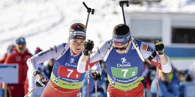 Amy Baserga übergibt an Niklas Hartweg.