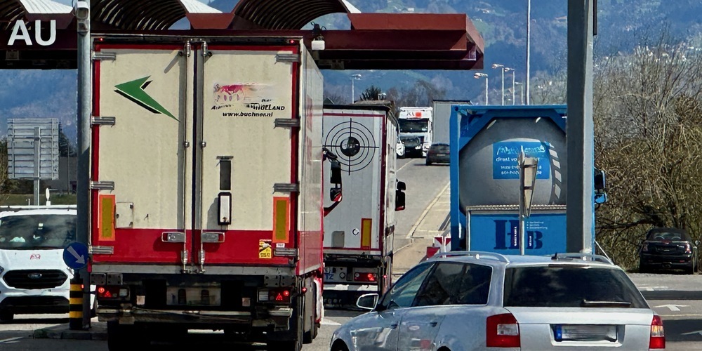 Und die Brummis stehen doch auf der Brücke, entgegen der Vorschriften und trotz des Abrufsystems für Lastwagen.