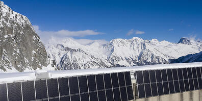 Die hochalpine Solaranlage der Elektrizitätswerke der Stadt Zürich an der Albigna-Staumauer im Bergell im Kanton Graubünden. Als Grundlage für den weiteren Ausbau der erneuerbaren Energien hat der Kanton Graubünden seinen Richtplan Energie üb...