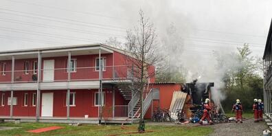 Die Löscharbeiten bei einer Asylunterkunft in Zürich gestalteten sich aufwendig, weil sich Isoliermaterial immer wieder entzündete.