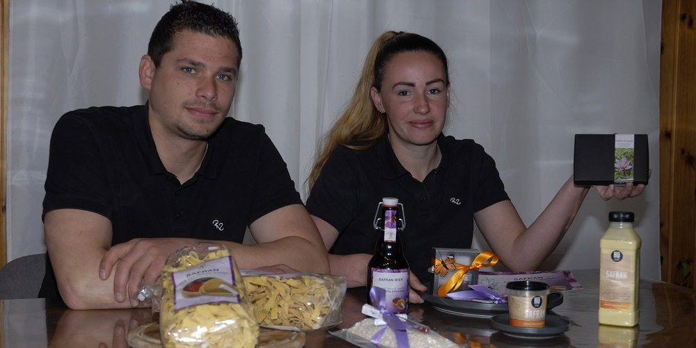 Roland Schalch und Sonja Hüppi präsentieren die Produkte, welche alle mit selbst angebautem Safran hergestellt werden.