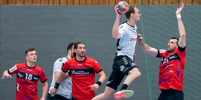 Basels Liga-Topscorer Aleksander Spende steigt höher als alle andern. Der Slowene steuerte am Mittwoch sechs Treffer bei zum zweiten Heimsieg des RTV. 