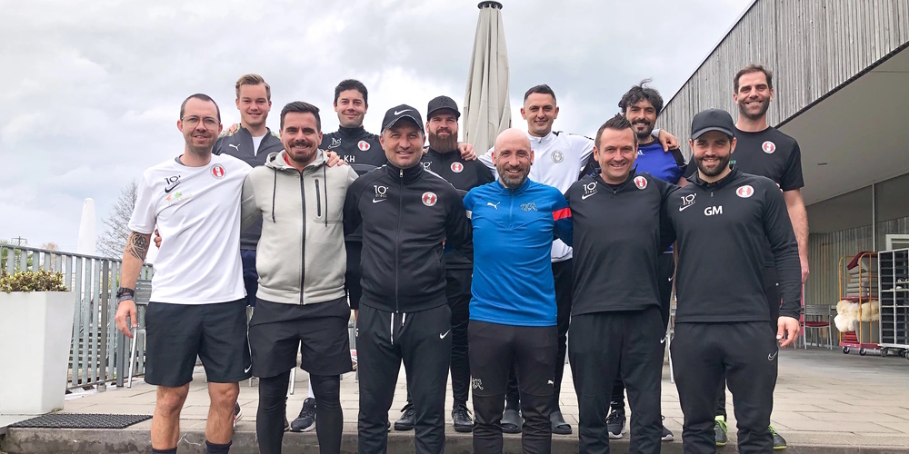 Obere Reihe (v.l.): Ronnie Aeberli (ex E11 Trainer), Kerim Hacioglu (U18 Assistent), Ivan Djordjevic (U16 Assistent), Pleurat Hoxhaj (ex. 1.M.), Luca Radice (ex. 1.M.), Martin Schnyder (D-Junioren Trainer). Untere Reihe (v.l.): Claudio Mächler (U15 Assistent & Frauen 2 Trainer), Denis Markaj (ex 1.M.), Danijel Gvozdenovic (FE13 Assistent), Jakob Turgut (Technischer Leiter), Godi Kessler (FE12 Trainer Ausserschwyz), Giuseppe Magno (FE14 Assistent).