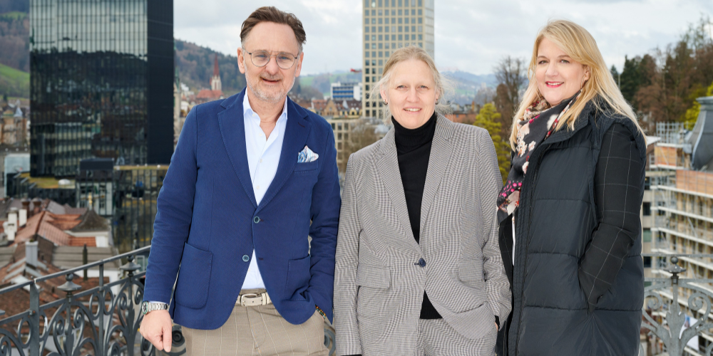 Von links: Natal Schnetzer (CEO MetroComm AG), Nicole Hasselwander (Leiterin Marketing SAK), Eva De Salvatore-Spaar (Geschäftsführerin «IT rockt!»)