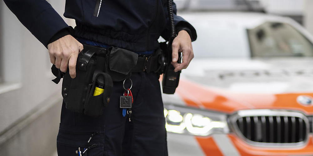 Die Kantonspolizei St. Gallen fahndete bisher erfolglos nach einem Mann, der ein Geschäft in Steinach überfallen hat. (Symbolbild)