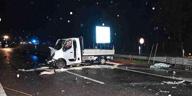Der Lieferwagen stand unbeleuchtet und quer auf der Fahrbahn der A13. Ein nachfolgender Autofahrer konnte die Kollision nicht mehr verhindern.