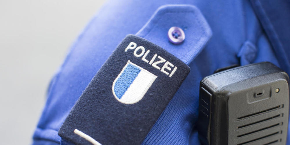 Die Luzerner Polizei ist am Samstagabend mit Flaschen beworfen worden. (Themenbild)
