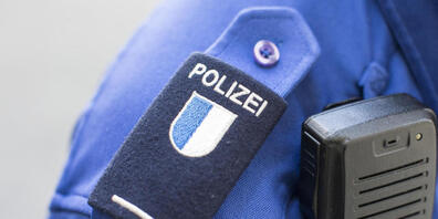 Die Luzerner Polizei ist am Samstagabend mit Flaschen beworfen worden. (Themenbild)