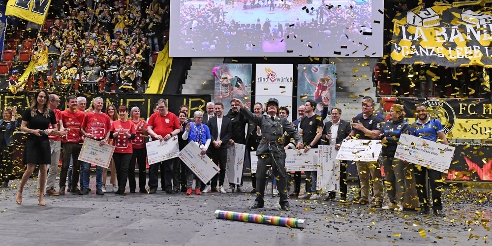 Gute Stimmung in der AXA Arena in Winterthur anlässlich des Sportförderpreises «zündwürfel».