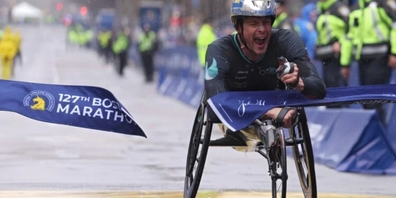 Der Moment des Triumphs: Hug erreicht in Boston das Ziel.