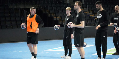 Akklimatisieren vor dem wichtigen Spiel: Jonas Schopper, Martin Ziemer und Jost Brücker (v.l.) vor dem Brandenburger Tor in Berlin.