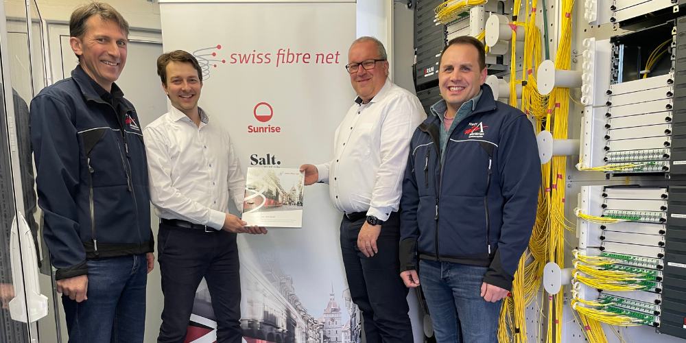 Von links nach rechts: Thomas Stofer, Leiter Technische Betriebe Altstätten, Andreas Horn, Sales und Partner Manager Swiss Fibre Net AG, Ruedi Mattle, Stadtpräsident Altstätten, Salvatore Fabiano, Gesamtprojektleiter Glasfasernetz Altstätten im Technikraum «POP Schulhaus» der Technischen Betriebe Altstätten
