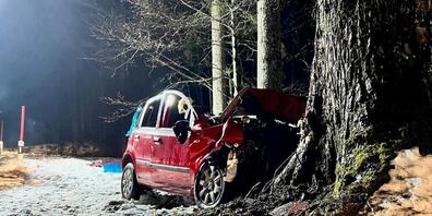 Der genaue Unfallhergang und –zeitpunkt sind unklar. Der 65-jährige Autofahrer musste mit unbestimmten Verletzungen von der Rega ins Spital geflogen werden.