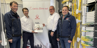 V.l.n.r: Thomas Stofer, Leiter Technische Betriebe Altstätten, Andreas Horn, Sales und Partner Manager Swiss Fibre Net AG, Ruedi Mattle, Stadtpräsident Altstätten, Salvatore Fabiano, Gesamtprojektleiter Glasfasernetz Altstätten im Technikraum «POP Schulhaus» der Technischen Betriebe Altstätten