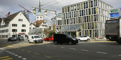 Bei der Kreuzung vor dem Blutspendezentrum herrscht viel Verkehr.