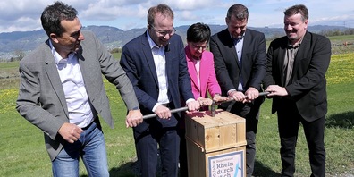 Gemeinsam betätigten sie die Fernzündung: v.l. Patrick Spirig, Landesrat Christian Gantner, Regierungsrätin Susanne Hartmann, Adrian Schertenlaib und Carsten Zeiske.
