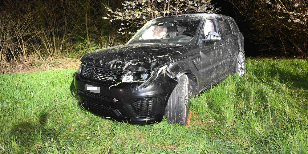 Das Auto überschlug sich, als es von der Strasse abkam.