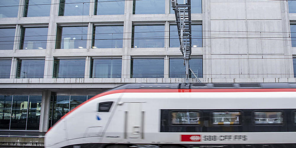 Ein Intercity fährt durch den Kantonsbahnhof Uri in Altdorf. (Archivaufnahme)