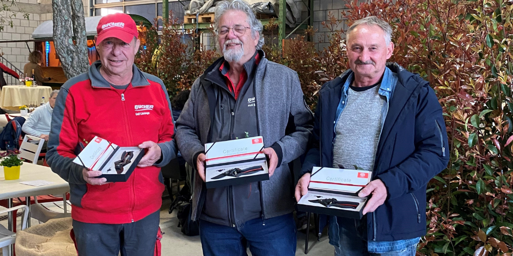 Von links nach rechts: Als bleibende Erinnerung wurden Ueli Lüchinger, Hubert Eichholzer und Fredi Kuster die Special-Edition 2023 der Elco Baumschere überreicht.