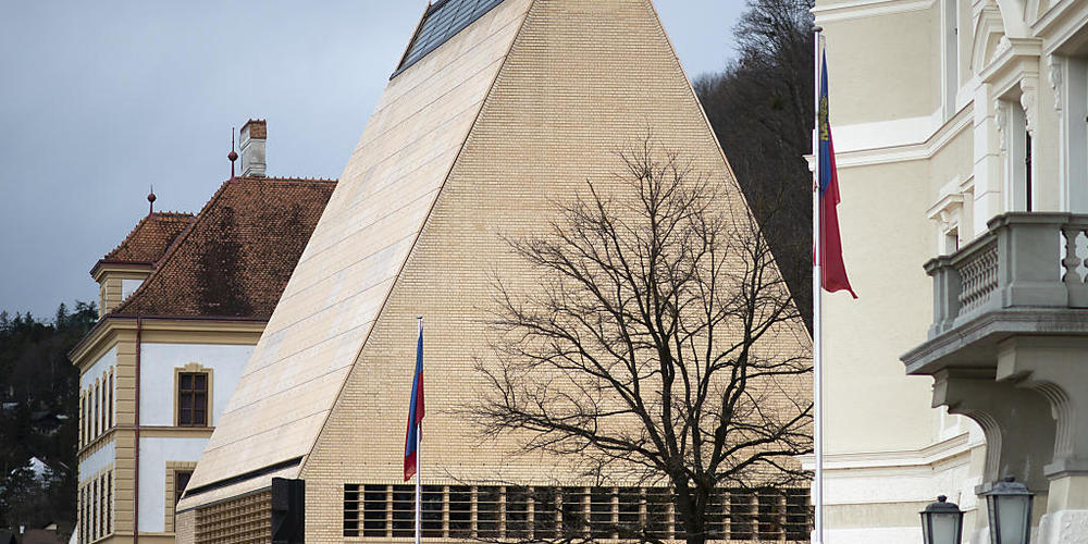 Blick auf Landtag (links) und Regierungsgebäude Liechtensteins in Vaduz. Das Fürstentum hat zum ersten Mal seit 2016 einen negativen Jahresabschluss verzeichnet. (Archivbild)