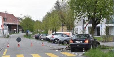 Bei einem Selbstunfall in Volketswil sind alle vier Insassen teils schwer verletzt worden.