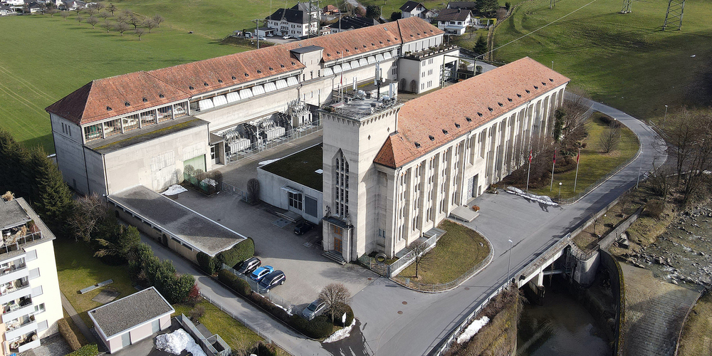 Die Energiezentrale Siebnen der AG Kraftwerk Wägital. Unterirdische Druckleitungen führen das Wasser vom Wägital hierhin. 
