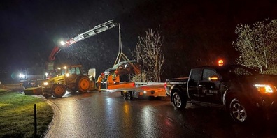 Für die Bergung wurden die Pikettgarage, ein Kranfahrzeug sowie ein Traktor mit Seilwinde aufgeboten.