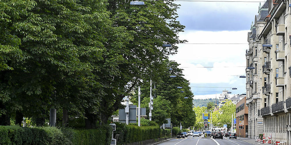 Ein Versuch soll zeigen, ob sich der Verkehr auf der Bellerivestrasse auch mit weniger Fahrspuren abwickeln lässt. (Archivbild)