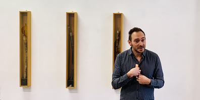 Sammlungskurator Florian Hürlimann bei der Medienbegehung
