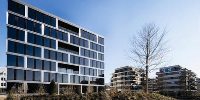Die von Aepli Metallbau als Einzelbauteile realisierten CNS-Bleche bilden mit den getönten SageGlass-Fenstern elegante Kontraste. 
