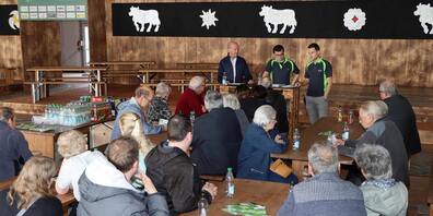 Verwaltungsratspräsident Andreas Eggenberger (v.l.), Messeleiter Simon Büchel und sein Nachfolger Michael Dietrich informierten die Anwohnerinnen und Anwohner der Allmend in der neu konzipierten Messe-Beiz über die Rhema-Highlights und die Aktivitäten auf der Allmend. Foto: Ralph Dietsche