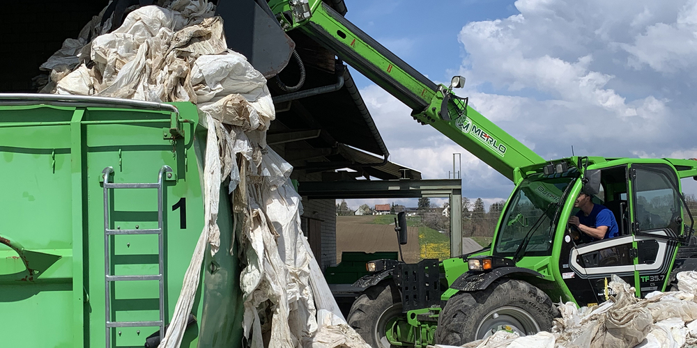 Schönenberger Recycling Toggenburg AG in Lichtensteig sowie die Ebnat-Kappler Kuster Recycling AG und Lohnunternehmer Bräker nehmen Siloballenfolien entgegen. 