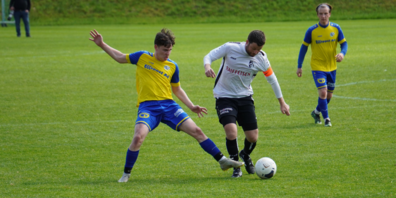 Tobias Dierauer (links) gelang die frühe Führung für die Hafner-Elf. 