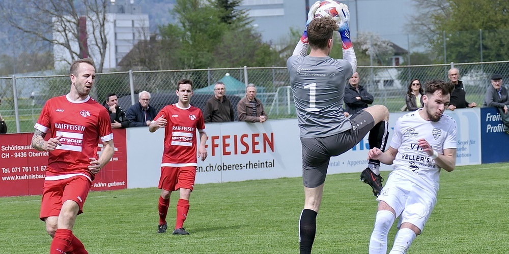 Florian Haltiner (links) und Torhüter Fabian Lüchinger sinnbildlich für das Kolbensteiner Defensiv-Bollwerk in der Schlussphase des Spiels gegen Flawil. 