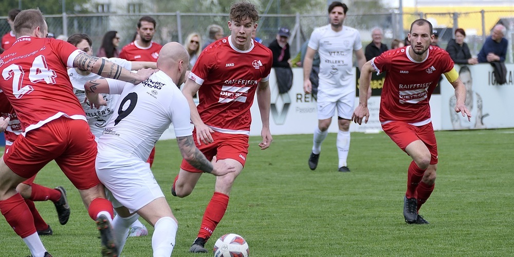 Nando Lüchinger (Bildmitte) steht nach Sperre wieder zur Verfügung. Dafür fehlt  Captain Manuel Bont (rechts) gegen die St.Galler wegen Gelbsperre. 