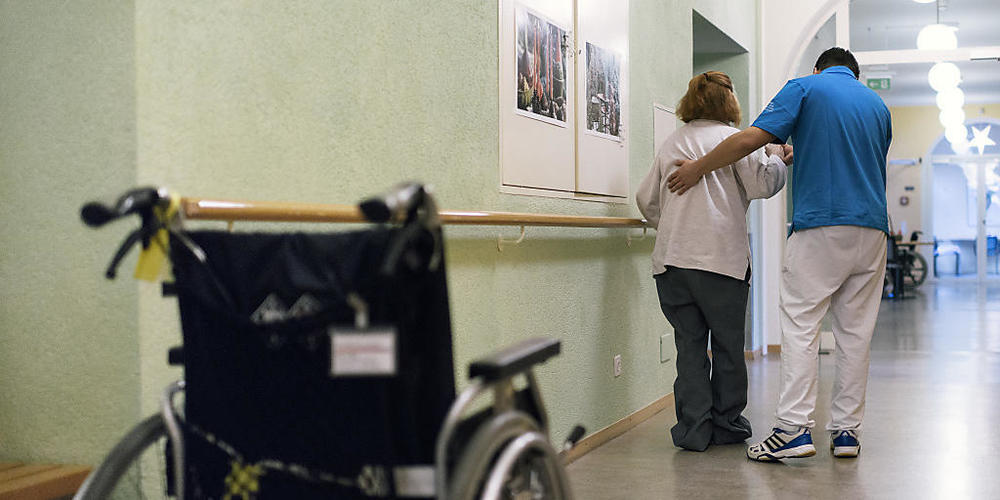 Betagten- und Pflegeheime im Kanton St. Gallen sollen für die Betreuung speziell pflegebedürftiger Menschen besser entschädigt werden. (Symbolbild)