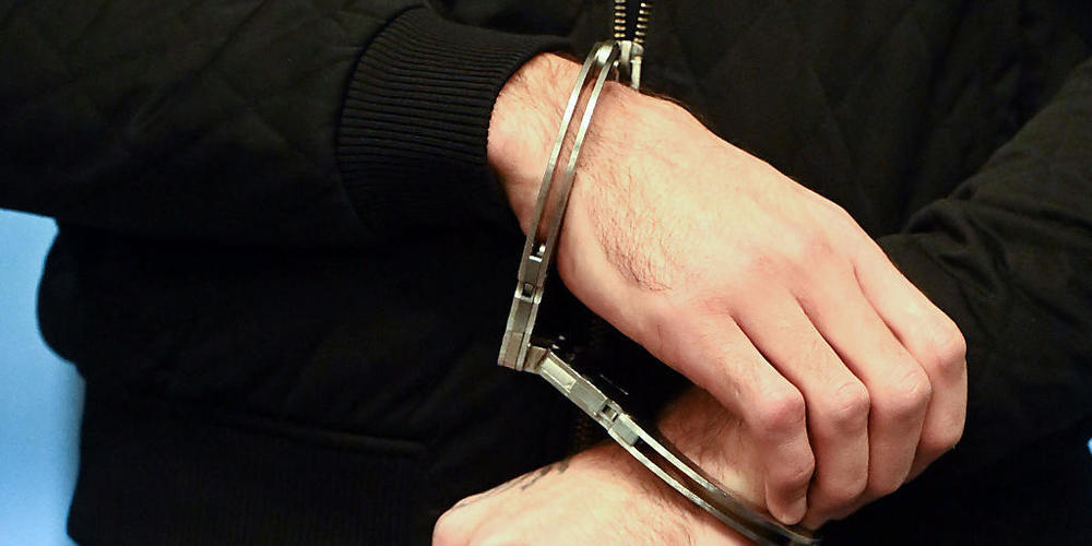 Weil sie Widerstand leisteten, legte die Polizei zwei Vandalen Handfesseln an und brachte sie auf den Polizeiposten. (Symbolbild)